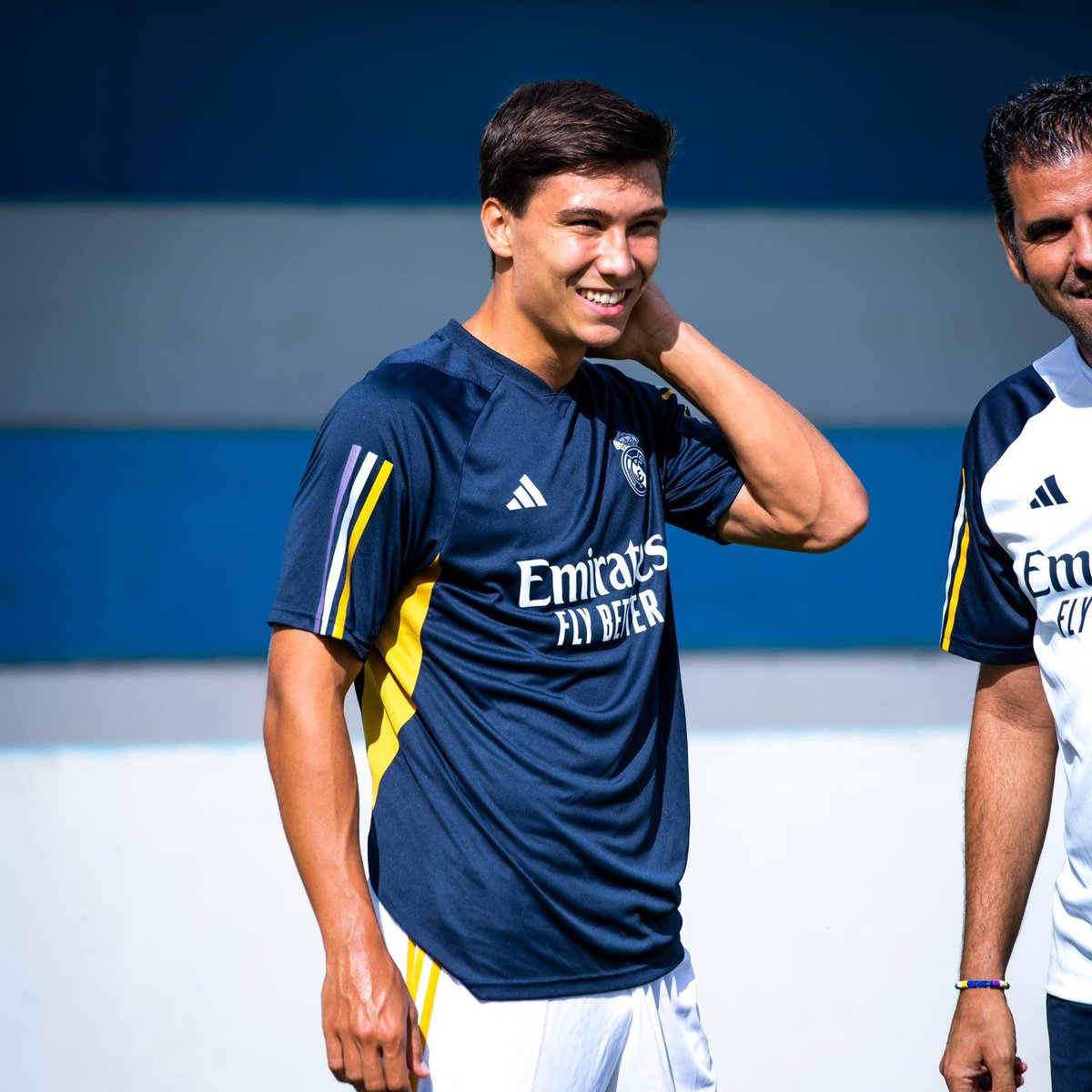 RMadrid_actu's tweet photo. 🚨| Le Real Madrid va remplacer Vini Jr 🇧🇷 avec des attaquants du Castilla, le FAVORI est : Gonzalo Garcia 🇪🇸. @marca ✅⭐️

👀 Qui est Gonzalo Garcia ⤵️

• Attaquant RAPIDE et INTELLIGENT, qui peut jouer PARTOUT en attaque. ✅
• Dynamique, il ajoute de l’intensité et travaille DUR. ⚡️
• Très DANGEREUX en transition. 🔥
• Bon FINISSEUR devant les buts. ⚽️
• Met beaucoup de PUISSANCE dans son jeu aérien. 💪

Analyse via @FabricaMadrid #RealMadrid