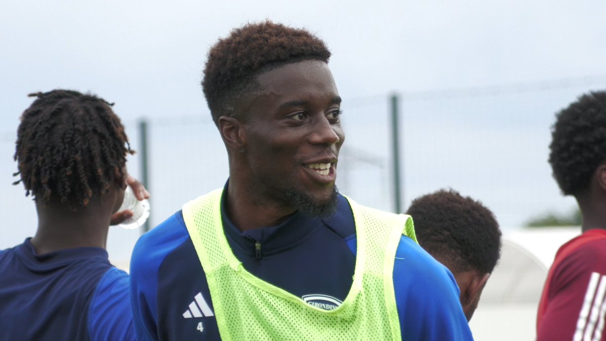 FSabathier's tweet photo. Avant #FCGBAJA, les #Girondins effectuaient leur séance d'entraînement sous les yeux des supporters et de la 🗞️. Si #Barbet et #Gregersen étaient en salle, Enzo #Grothe a été appelé en renfort de la N3. Séance individuelle pour #Marcelin et #Elis.
Retour en 🎥 dans l'après-midi. https://t.co/qU7wWp5l1U