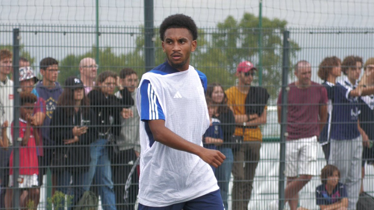 FSabathier's tweet photo. Avant #FCGBAJA, les #Girondins effectuaient leur séance d'entraînement sous les yeux des supporters et de la 🗞️. Si #Barbet et #Gregersen étaient en salle, Enzo #Grothe a été appelé en renfort de la N3. Séance individuelle pour #Marcelin et #Elis.
Retour en 🎥 dans l'après-midi. https://t.co/qU7wWp5l1U