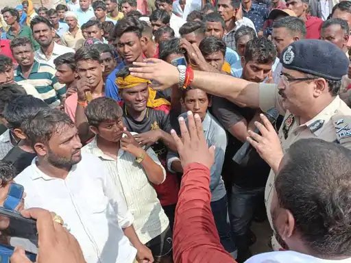 Shubhamshuklamp's tweet photo. सत्यम शर्मा 10वीं में पढ़ता था. वो स्कूल से बहन के साथ घर जा रहा था. तभी मोहम्मद मोहसिन और मोहम्मद यूसुफ समेत 5 युवकों ने उसकी बहन का हाथ पकड़ लिया, उससे छेड़खानी करने लगे. कोई भी भाई अपनेसामने बहन के साथ दुर्व्यवहार भला कैसे ही देख सकता. सत्यम भी आरोपियों से का विरोध करने लगा. लेकिन दरिंदों ने सत्यम की पीट-पीटकर हत्या कर दी. आरोपियों ने बीच सड़क में घेरकर संजय को तब तक पीटा जब तक उसकी मौत नहीं हो गई. दिल दहला देने वाली घटना सोमवार की प्रयागराज के खीरी की.