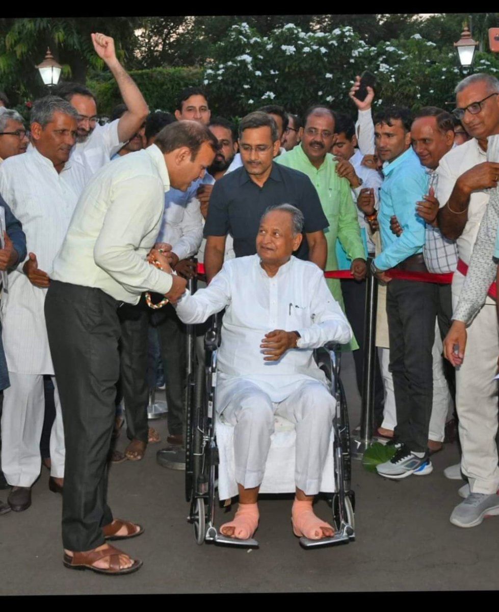 Pratibh11943721's tweet photo. @ashokgehlot51 जननायक @ashokgehlot51 जी आचार संहिता लगने को है। कोविड में जान गंवाने और MNJY को सफल बनाने वाले #लैबटेक्नीशियन_RG संवर्ग की फरियाद सुनिए।
🛑वेतनभत्तों की विसंगति दूर कीजिए
#GP4200 
#मैस_रिस्क_HDA_न्यायपूर्ण_दीजिए 
🛑पदनाम परिवर्तन का गजट नोटिफिकेशन जारी कर 
अन्याय खत्म कीजिए https://t.co/Xj0JzJabWD