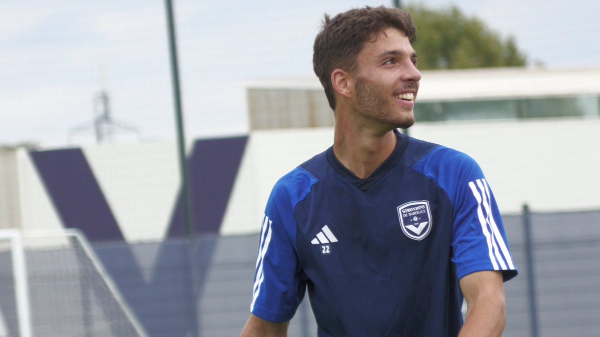 FSabathier's tweet photo. Avant #FCGBAJA, les #Girondins effectuaient leur séance d'entraînement sous les yeux des supporters et de la 🗞️. Si #Barbet et #Gregersen étaient en salle, Enzo #Grothe a été appelé en renfort de la N3. Séance individuelle pour #Marcelin et #Elis.
Retour en 🎥 dans l'après-midi. https://t.co/qU7wWp5l1U