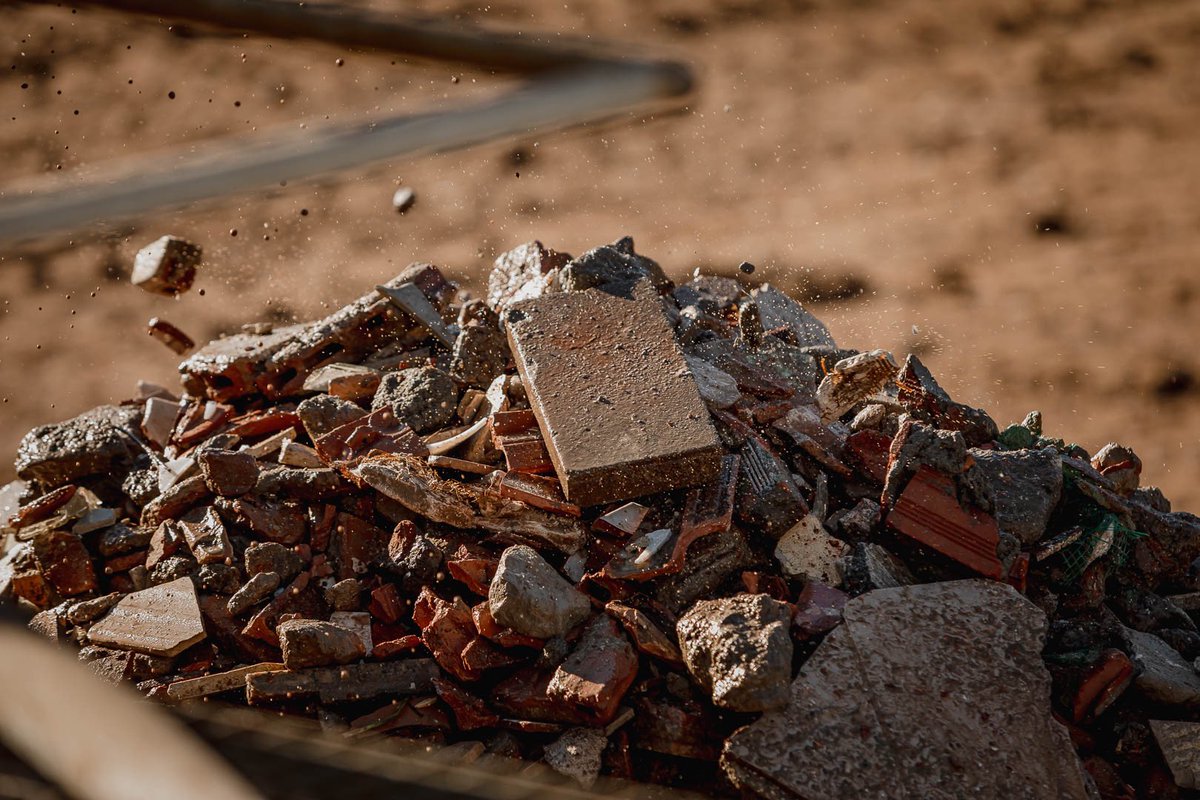 #diaadia en nuestra #plantadereciclaje 

Aquí traemos los #rcds de las obras y los sometemos a diferentes procesos para una correcta #valorización ✅

Obteniendo #áridosreciclados para nuevos usos y recuperando materiales para su incorporación de nuevo al ciclo productivo♻️