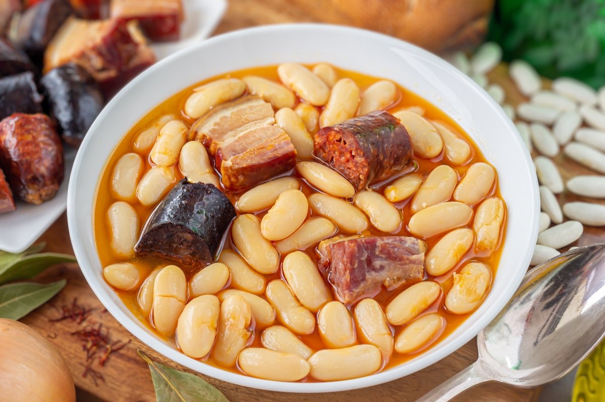 NickLovesSpain's tweet photo. I love Asturias for its mountains, beaches, cities &amp; towns.

But its cuisine has a special place in my mind and stomach.

Here are 25 examples of food and drink that make the region a culinary capital of Spain:

(a 🧵) https://t.co/pHmiJIsE1U