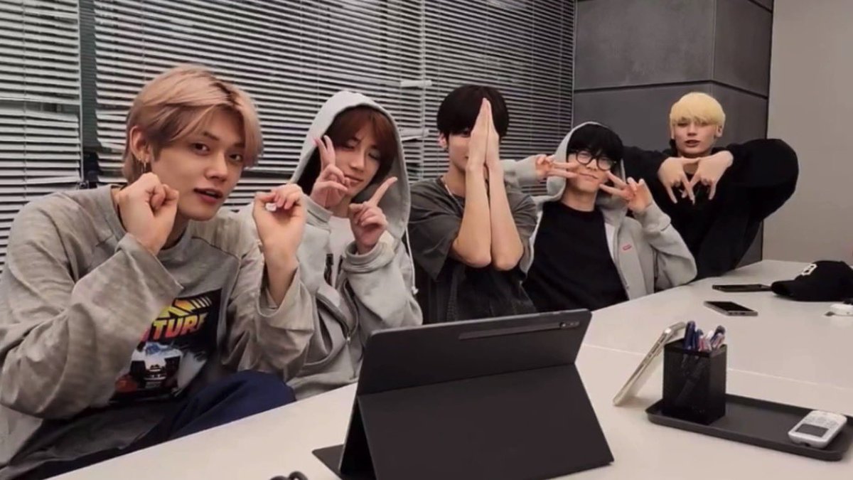 Spoilers for tonight ‼️ 

Beomgyu’s hands gesturing “12” and 
Yeonjun’s “OO” = 12.00 
Taehyun’s hands indicating a clockwise when it reach 12 o’clock
Soobin’s= soobin ?? 😭 
Huening= TXT