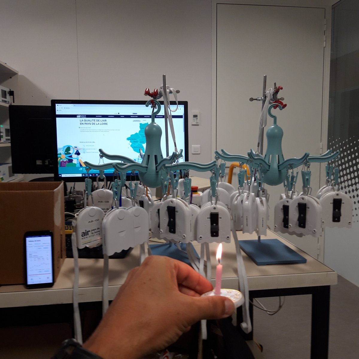 airpl_org's tweet photo. 📊Aujourd'hui on teste nos microcapteurs #AirBeam qui mesurent les particules, sur des séchoirs à suspendre #ikeahack. Nous sommes prêt·es pour les sensibilisations citoyennes à venir. #qualitéair #pollution #innovation #AirCasting @HabitatMap https://t.co/ZHj5Y1BSAL