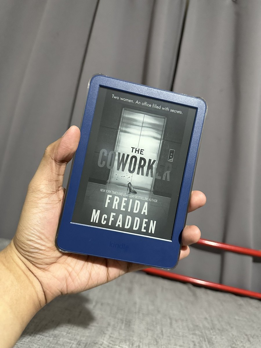 theonlytres's tweet photo. Sobrang tagal kong inantay ‘tong libro na ‘to. Pagka release binili ko agad! #FreidaReadah #TheCoworker #FreidaMcFadden https://t.co/FBYD6M5757