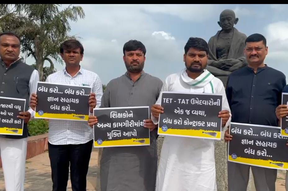 AAPGujarat's tweet photo. વર્તમાનમાં લાવવામાં આવેલ જ્ઞાનસહાયક યોજના રદ કરી TET/TAT પાસ કરેલ ઉમેદવારોની કાયમી ભરતી કરવામાં આવેની માંગ સાથે 'આપ' ના ધારાસભ્યો દ્વારા મુખ્યમંત્રીશ્રી ને રજૂઆત કરવામાં આવી,
જો ઉમેદવારોની કાયમી ભરતી કરવામાં નહિ આવે તો 'AAP' દ્વારા ઉગ્ર આંદોલન કરવામાં આવશે. https://t.co/trgegXVkOt