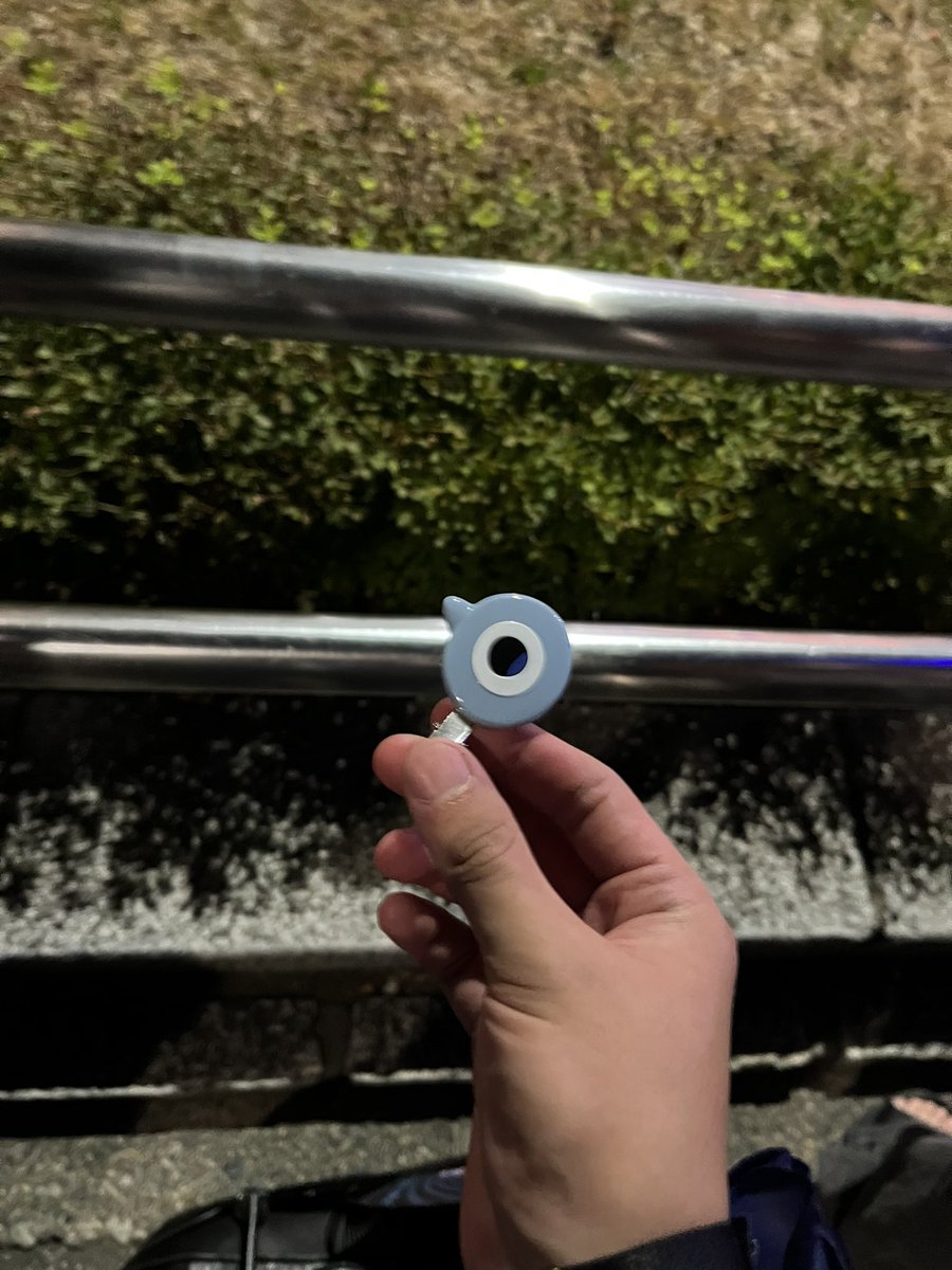 Adofun1478's tweet photo. 今日の武道館ライブで阿修羅クリップ片方落とした方い��せんか！？
スタッフの方に渡したのでお心当たりのある方は日本武道館に連絡してください！
#Ado
#落し物
#拡散希望 https://t.co/Tw59L0k3w5