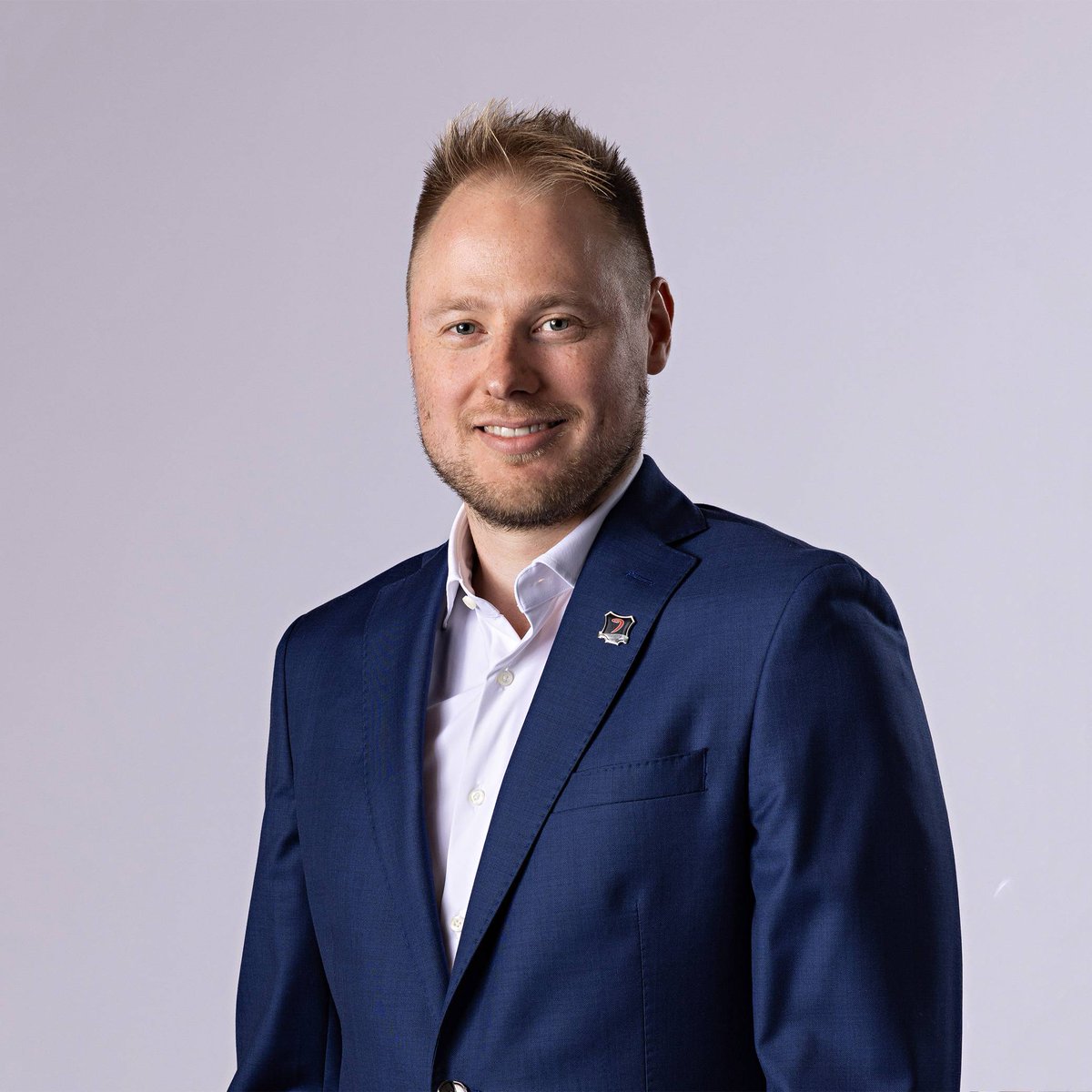 Mestis's tweet photo. Kiekkokaukaloista tuttu Taneli Maasalo on valittu Mestiksen johtajaksi: https://t.co/TD5xP1v2Au

"Suomi-kiekon ja seurojen arjen kehittäminen ovat lähellä sydäntäni ja uskon, että minulla on Mestikselle paljon annettavaa", Maasalo kertoo.

Tervetuloa remmiin, Taneli! 👏

#Mestis https://t.co/vNpMp4u1I3