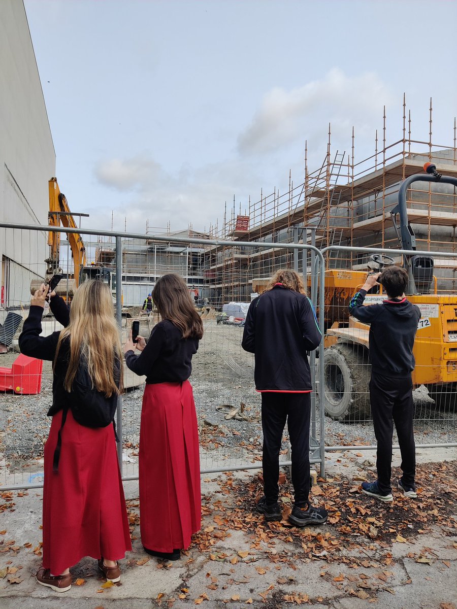 GCLealain's tweet photo. Scoláirí Bliain 2 i mbun tionscnamh grianghrafadóireacht sa rang Ealaín agus iad ag fiosrú ár scoil nua tríd na bacainní, sceitimíní ag fás!@GCLuimnigh https://t.co/hfujWXklyl