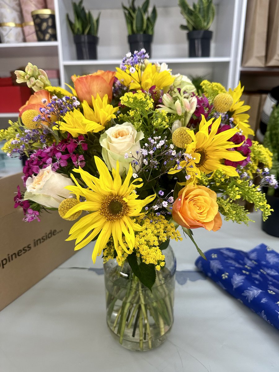 PurpinkGifts's tweet photo. If you're looking for a way to get fresh flowers delivered regularly, look no further !😌💐🎁

Check out this step by step tutorial on how to arrange the Aelia💐😉
https://t.co/ar2aLnfPje

#Buyforyourself #creatingexperiences #purpinkgifts #fun https://t.co/ui2sy7zpUH
