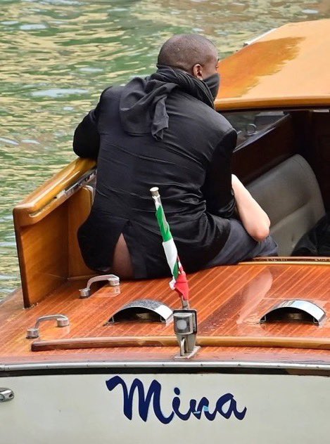 🇮🇹🛥️ FLASH | Des appels ont été lancés pour que Kanye West et sa compagne, Bianca Censori, soient arrêtés par les autorités italiennes suite à leur dernière sortie « scandaleuse » à #Venise.

👉 Plusieurs internautes ont affiché leur mécontentement :
« Comment ces deux-là ne