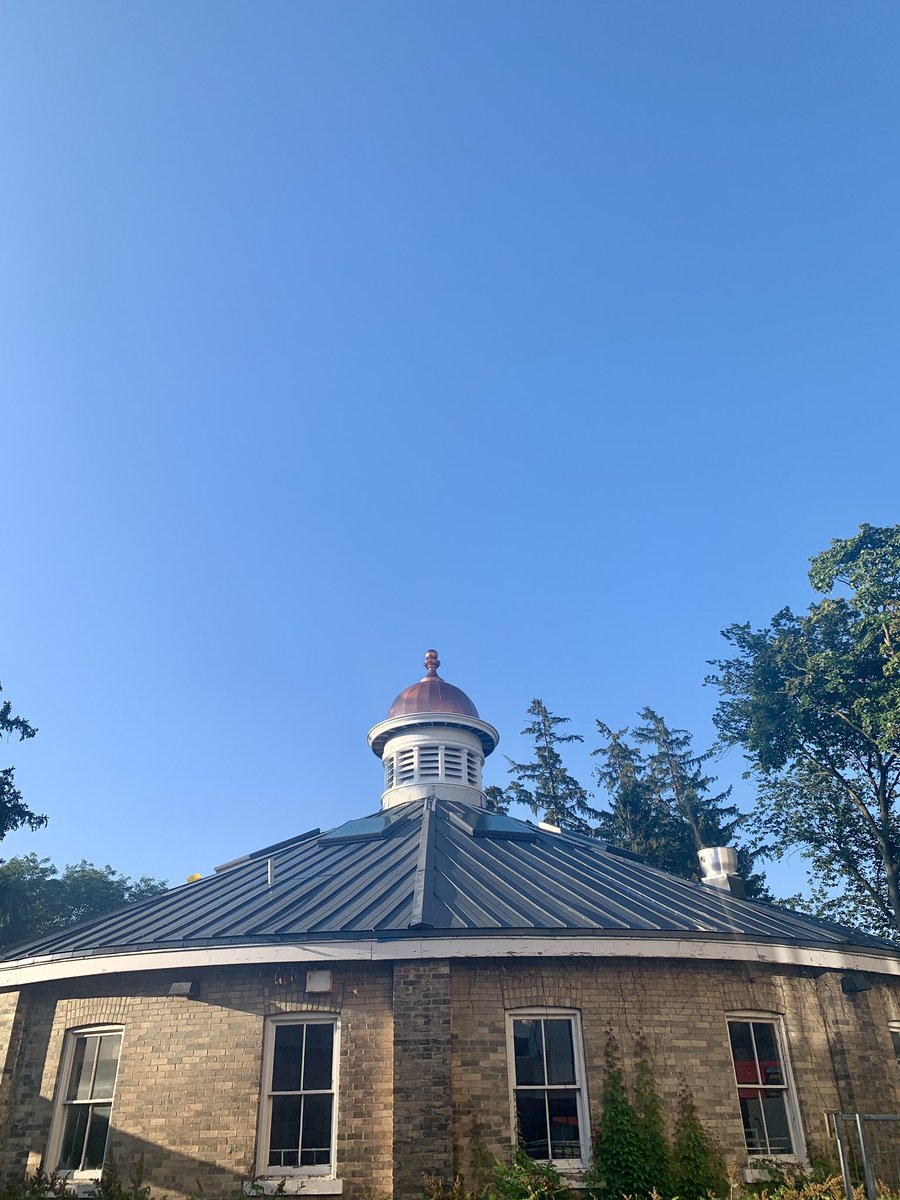 anncesar's tweet photo. Bullring at #uofg looking good with new roof and shiny new top! Fall #2023 https://t.co/saa5CjAh0N