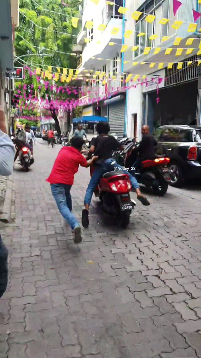 Addey_33's tweet photo. މިއަދު ހަވީރު 16:10 ހާއިރު ފާށަނާކިލެގެ މަގުން 🏍 އެއްގައި އައި ދިވެހި ޒުވާނެއް ހުއްޓުވަން 🇧🇩 ބޭފުޅަކު ވަރަށް މަސައްކަތްކޮށް ދެމީހުންވެސް މާރާމާރީ ހިންގާ، ޒުވާނާ އޭނަ ގައިގާ ތަޅާފައި 🏍 ގައި ނައްޓާލީމަ ރޮއެގަނެފައި ބޮންދު ބުނީ މަގޭ 🏍 ހިފައިގެންނޭ އެ ދިޔައީ.
@PoliceMv
@M_Hameedh https://t.co/0jnUfjqVKn