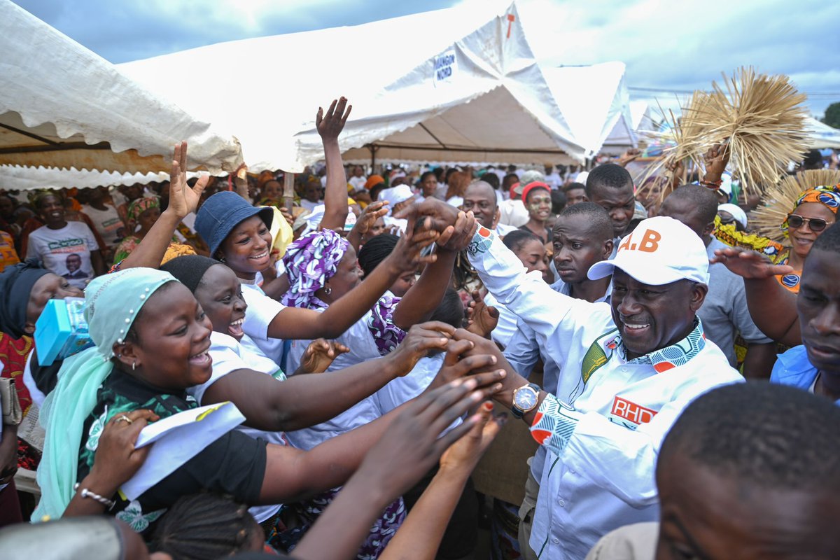 semadamabictogo's tweet photo. MERCI 🙏🏼🤍 aux femmes qui font vivre notre commune de Yopougon !
J’ai eu leur bénédiction ce 29 Août par une belle mobilisation et une ambiance si humaine !

Ici, c��est #YOPCITY !!! 🇨🇮🤍💪🏼
—————————————————
#AvecBictogo c’est #Yopougon qui gagne. https://t.co/Qo683cFSrm