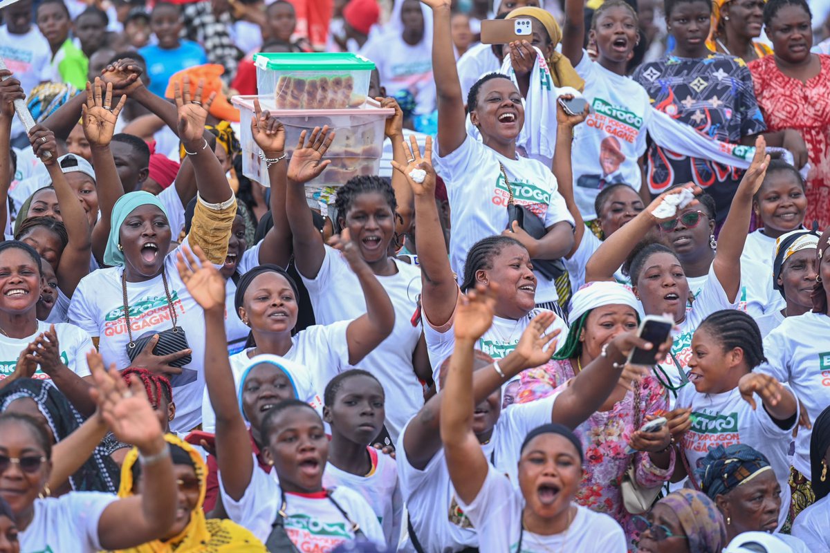 semadamabictogo's tweet photo. MERCI 🙏🏼🤍 aux femmes qui font vivre notre commune de Yopougon !
J’ai eu leur bénédiction ce 29 Août par une belle mobilisation et une ambiance si humaine !

Ici, c��est #YOPCITY !!! 🇨🇮🤍💪🏼
—————————————————
#AvecBictogo c’est #Yopougon qui gagne. https://t.co/Qo683cFSrm