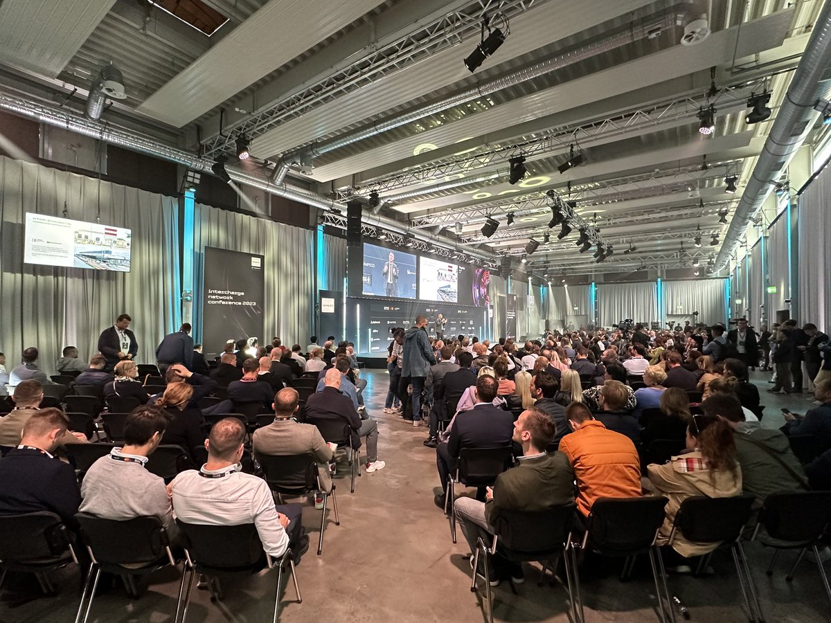 _tho_'s tweet photo. Dieser Saal, beeindruckendes Wachstum an Interesse am Bereich Ladeinfrastruktur. ๐ #icnc #hubject https://t.co/lr9nu6ft3k