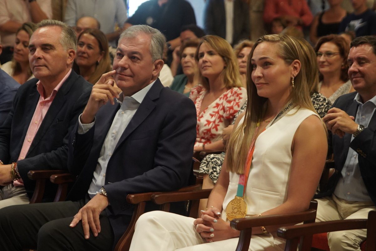Ayto_Sevilla's tweet photo. 🇪🇸 La campeona del mundo con la selección española Irene Guerrero ha recibido hoy un homenaje en el Ayuntamiento.

⚽ Se le otorgará la Medalla de la Ciudad y se pondrá su nombre al centro deportivo de Pino Montano donde empezó a entrenar.

¡Gracias por ser un ejemplo, @ireneGS8! https://t.co/qh0vtcBJr7
