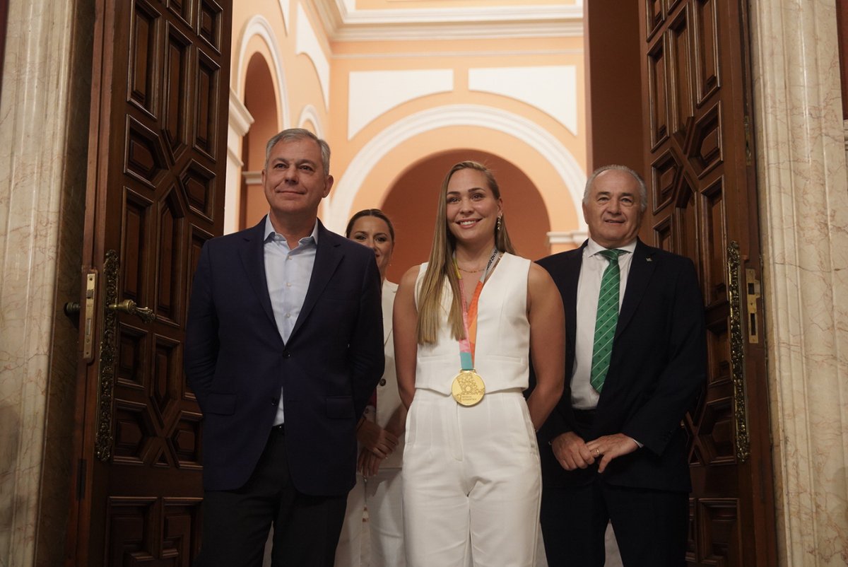 Ayto_Sevilla's tweet photo. 🇪🇸 La campeona del mundo con la selección española Irene Guerrero ha recibido hoy un homenaje en el Ayuntamiento.

⚽ Se le otorgará la Medalla de la Ciudad y se pondrá su nombre al centro deportivo de Pino Montano donde empezó a entrenar.

¡Gracias por ser un ejemplo, @ireneGS8! https://t.co/qh0vtcBJr7
