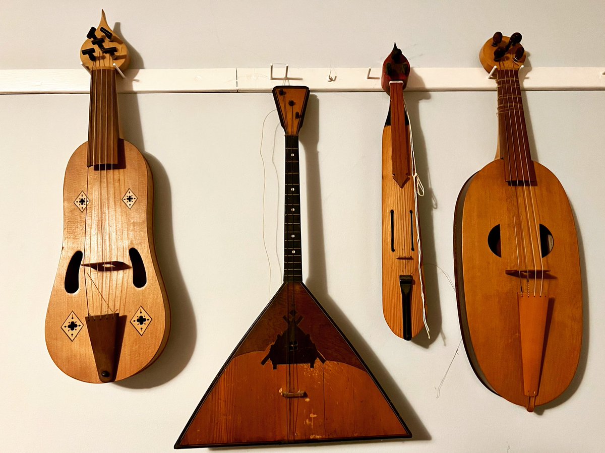 (1/3) It’s sweet how we have these full circle moments in life. 

I first heard of a Balalaika when I was a little kid and saw one in a picture book.

On Saturday night, I stayed with the @JuilliardSchool Viola da Gamba Professor Sarah Cunningham.