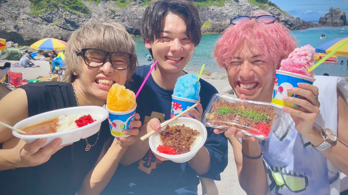 My_kwk_N's tweet photo. てみじ夏ーーー！！！！！

いやー、都会で出会った親友を遠い地元の島に連れて来れるって最高だね

4年ぶりのてみじ式根島めちゃくちゃ暑くて溶けそうだったけどそんなこと忘れるくらい楽しかったな

てことで明日もよろしく！！！！！

みや https://t.co/4h70jJ7TK1