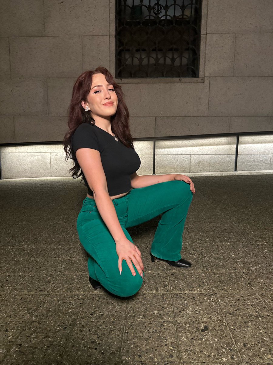 monicaleahsings's tweet photo. Haven’t worn these pants since American Idol hahahaa https://t.co/YlUDjBkVOb