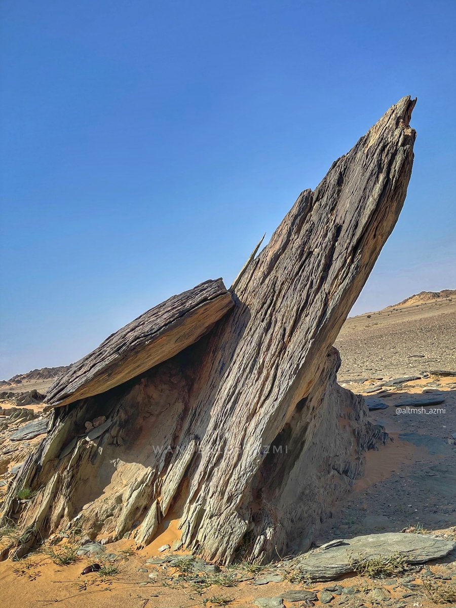 A true masterpiece of geological art, this rock formation showcases the stunning forces of nature. 

#SaudiArabian 🇸🇦#NatureCreationRock #GeologicalWonders
#stg_d2d #mountain #desert #wanderlust #photograghy #NaturePhotograhpy #nature #rock