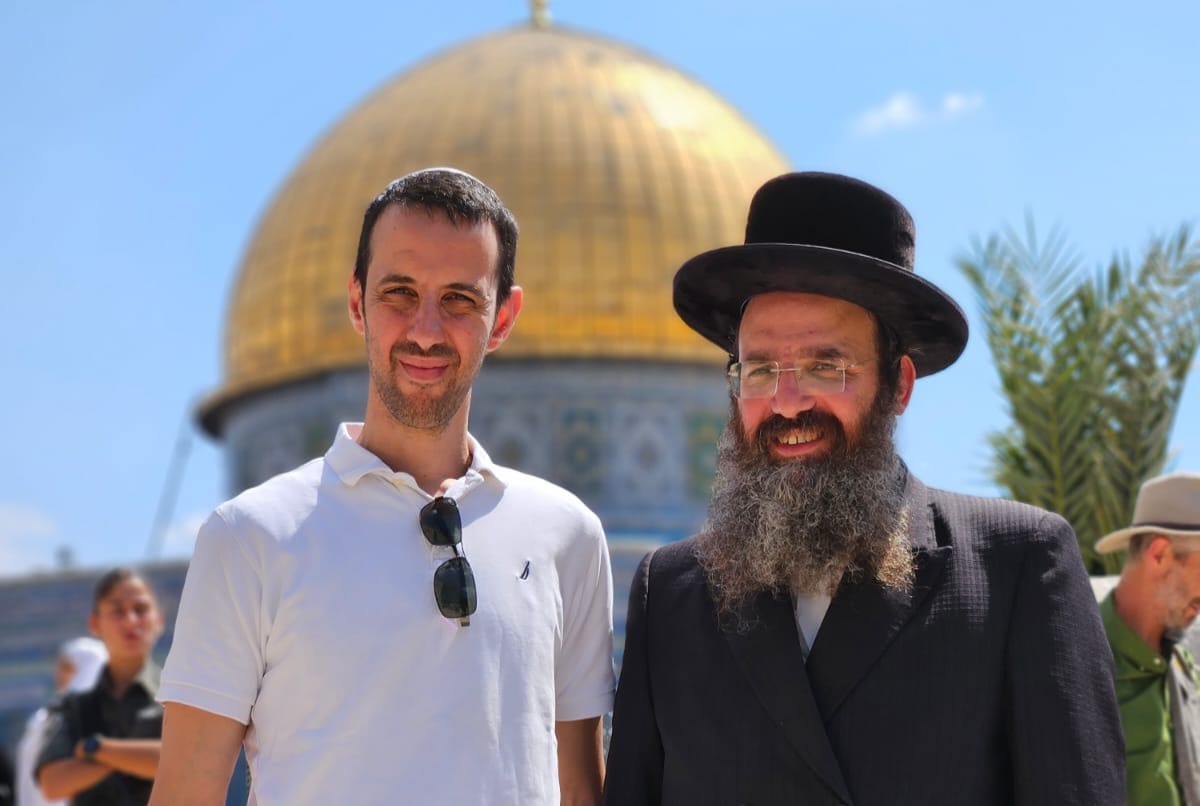 HezkeiB's tweet photo. ח"כ אריאל קלנר כעת בהר הבית יחד עם בתו תמר-גאולה שחוגגת בת מצווה ובליווי צמוד של ראש מינהלת הר הבית הרב שמשון אלבוים. 

צילום: אור נחמיה אהרונוב. https://t.co/i80sdWcfYz