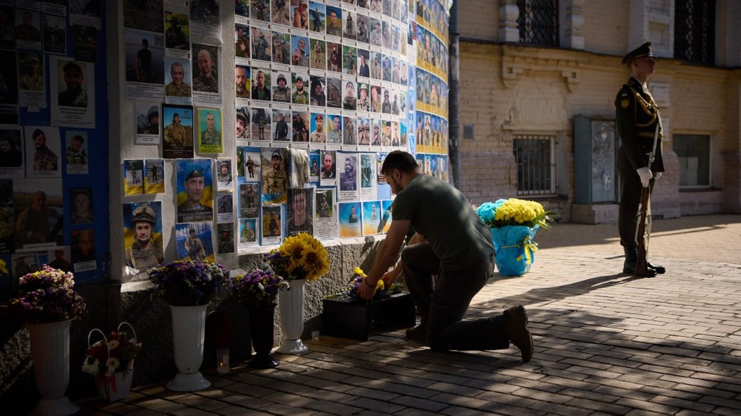 🕯️ On the Day of Remembrance of the Defenders of #Ukraine, President Volodymyr Zelenskyy honored the soldiers who died in the #RussianUkrainianWar.

📷: The press service of the Presidential Administration
