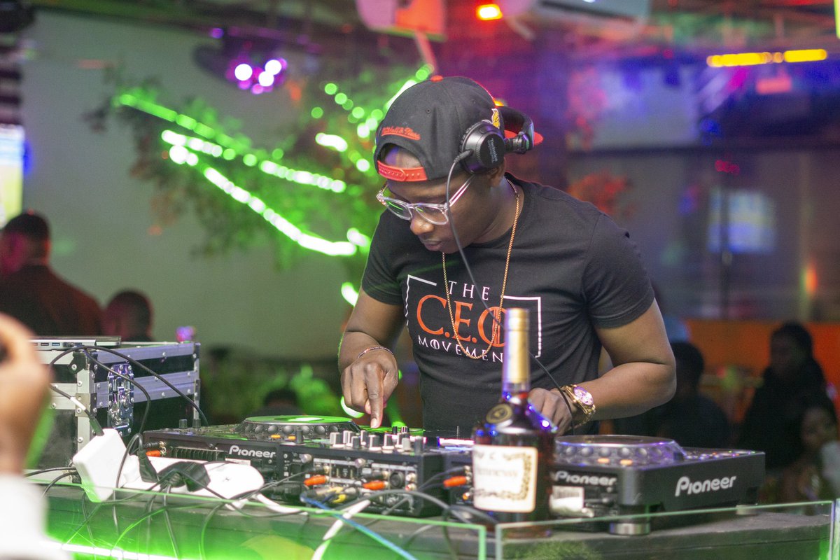 NRGRadioKenya's tweet image. RECAP!

It’s a HENNESSY affair🔥🔥🔥😎
How do you like your drink??
Softlife Sundayzzz😎😎🙌🏾
@africanelitepr

#hennessyke  #HennyOnTheMove #hennessykenya #nrgradiokenya