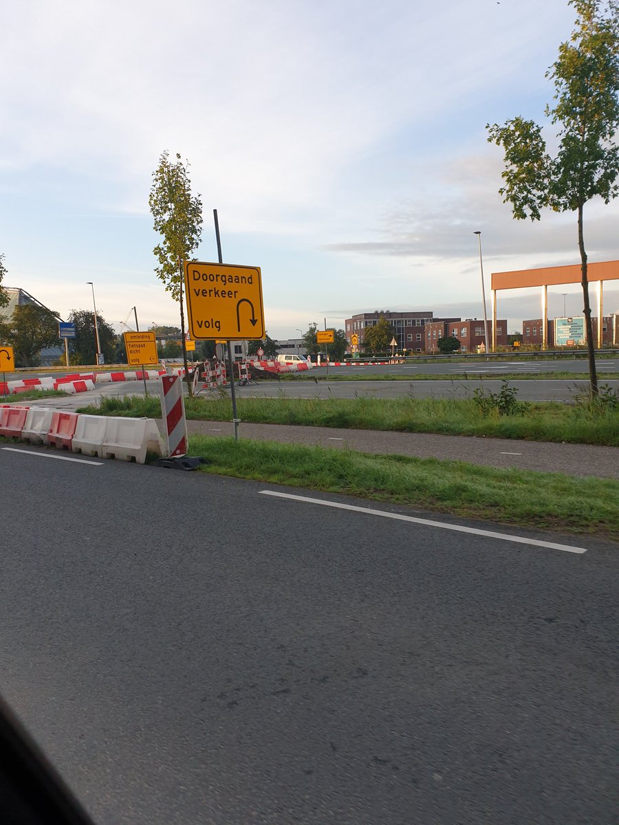 RHlwd's tweet photo. @Gemeente_Lwd @RWS_NN Waarom is deze weg nu afgesloten opeens? Terwijl de borden wel aangeven dat je er langs kan/moet? Harlingerstraatweg. Afgelopen weken kon je er wel gewoon langs. https://t.co/vnzRWNrGnN