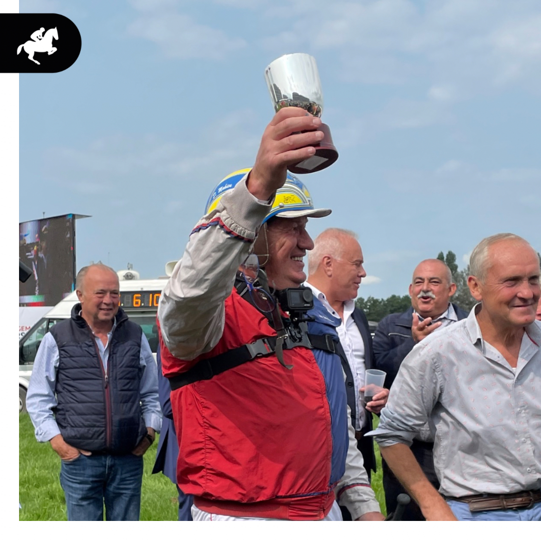 De race is begonnen! 🏁 Een staande ovatie voor Love It Ev dat triomfeert met de Jean Bouckaert-prijs. Met M. D. Mahieu in de sulky en eigendom van M.L.F. Solutions Comm-V. 🏆🥇