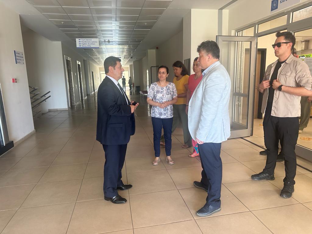 Vali Yardımcısı Sn. Mehmet Gödekmerdan, Aydın #GSBYurtları'nı ziyaret etti. Yeni dönem hazırlıkları hakkında İl Müdürümüz Cenap Fillikçioğlu'ndan bilgi aldı ve personele hayırlı olsun dileklerini iletti. Daha güzel ve verimli bir dönemi karşılamak için çalışmalarımız sürüyor.🏢