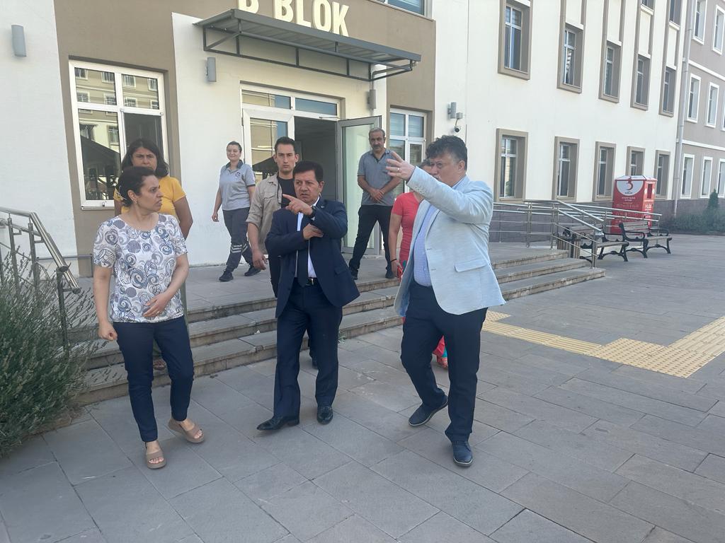 AydinKYGM's tweet photo. Vali Yardımcısı Sn. Mehmet Gödekmerdan, Aydın #GSBYurtları'nı ziyaret etti. Yeni dönem hazırlıkları hakkında İl Müdürümüz Cenap Fillikçioğlu'ndan bilgi aldı ve personele hayırlı olsun dileklerini iletti. Daha güzel ve verimli bir dönemi karşılamak için çalışmalarımız sürüyor.🏢 https://t.co/VVp5laaOKN