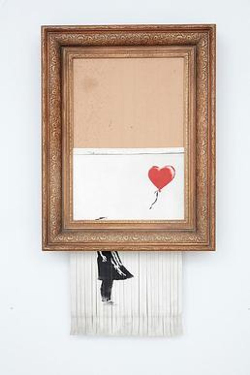 🥷 Le coup monté par #Banksy a pour but de dénoncer la marchandisation de l'art.
L'œuvre partiellement détruite est rebaptisée "Love is in the Bin" ("L'amour est dans/à la poubelle").

La performance fait le tour du monde et la cote de Banksy explose ! Et l'acheteur maintient