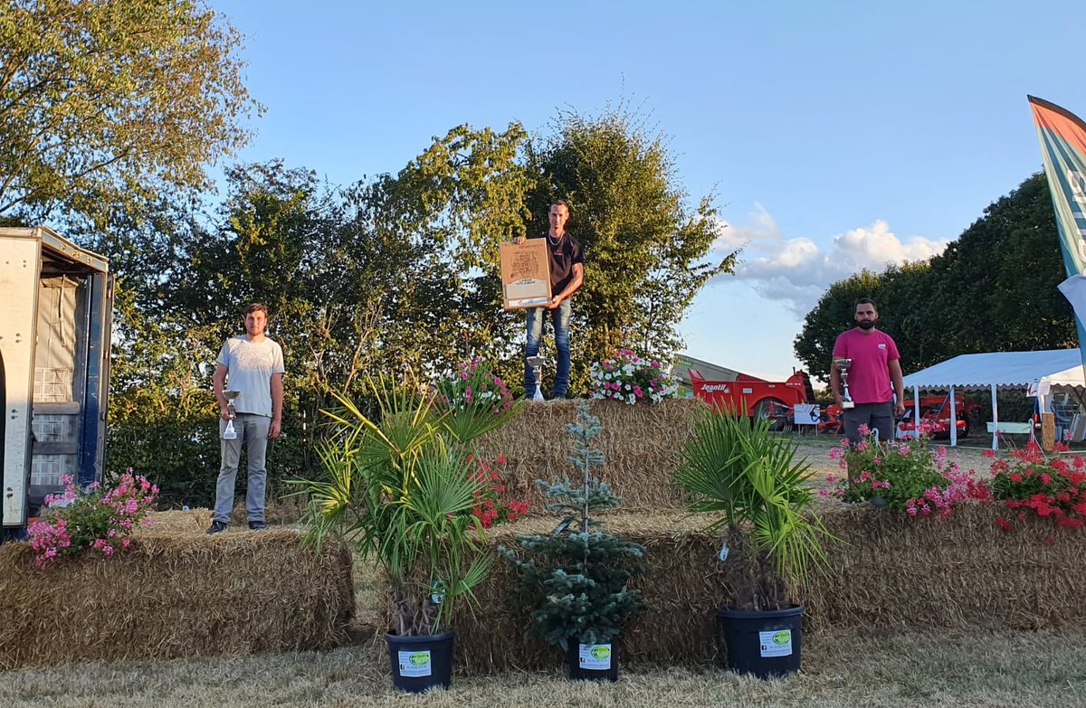 Prefet23's tweet photo. Ce samedi 26 août 2023, Madame Anne GEVERTZ, Sous-Préfète, Chargée de mission à la Préfecture de la #Creuse, s’est rendu à la 69ème édition de « Terre en #Fête » à Lourdoueix-Saint-Pierre.
Ce jour, s'est déroulée la finale départementale du #concours de labour.
#Argiculture https://t.co/rgjxDGnYyL