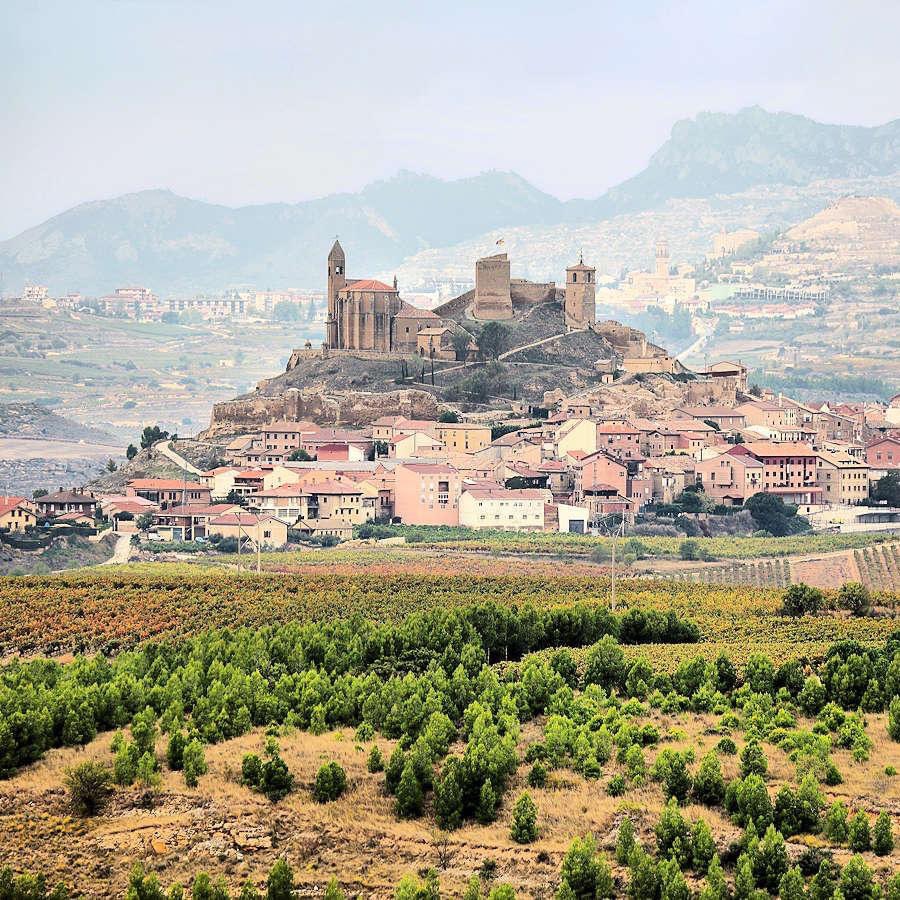 martinetxa's tweet photo. Uno de los pueblos menos conocidos de La Rioja es San Vicente de la Sonsierra. Este pintoresco y encantador lugar se encuentra en la comarca de Haro, en el norte de La Rioja. San Vicente de la Sonsierra está ubicado en una colina y se caracteriza por sus calles empedradas. https://t.co/MDKuxeKxP8