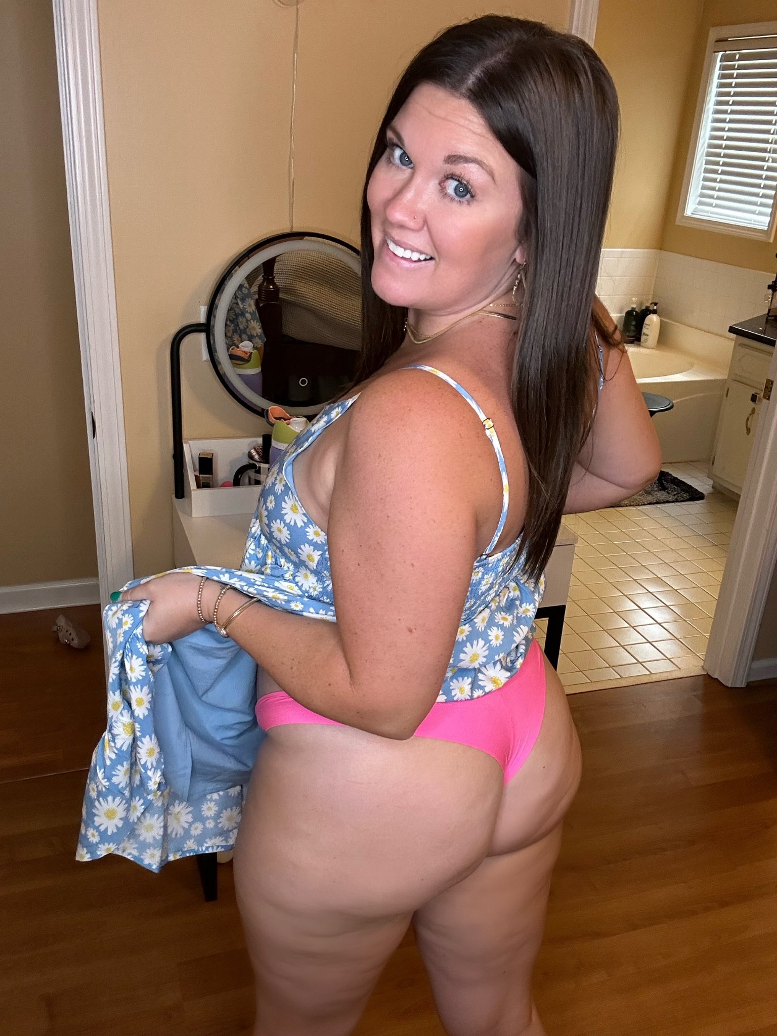 I hit 100k likes on Onlyfans 💙🤍 100 free 1 day trials up for grabs 💋 https://t.co/KRzcoDK8m9