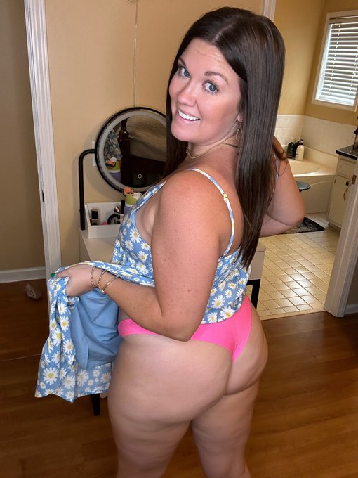 I hit 100k likes on Onlyfans 💙🤍  100 free 1 day trials up for grabs 💋 https://t.co/KRzcoDK8m9