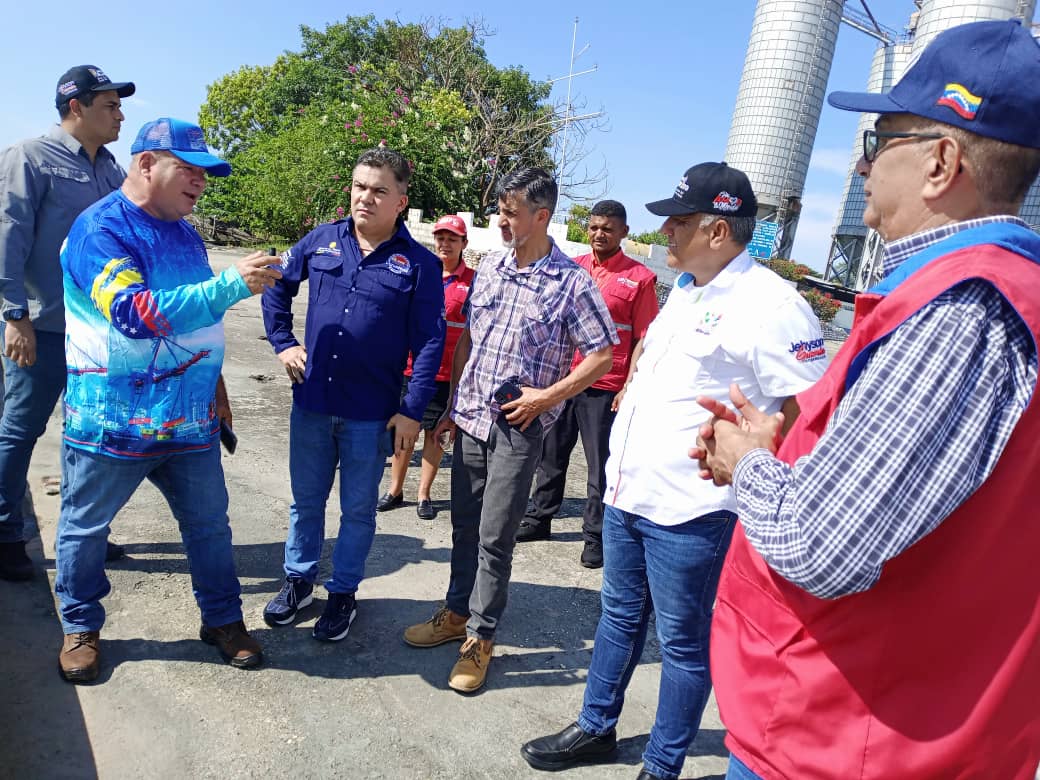 #29Ago ¡Por y para el pueblo!

<a href="/Capiptolaceiba/">Capitanía de Puerto de La Ceiba</a>, <a href="/VENAVEGAGOB/">VENAVEGA</a> y el Comisionado de la Gobernación de #Mérida visitaron este fin de semana los puertos de La Ceiba y Palmarito para verificar las condiciones operativas de las instalaciones y muelles, de cara a su reactivación.