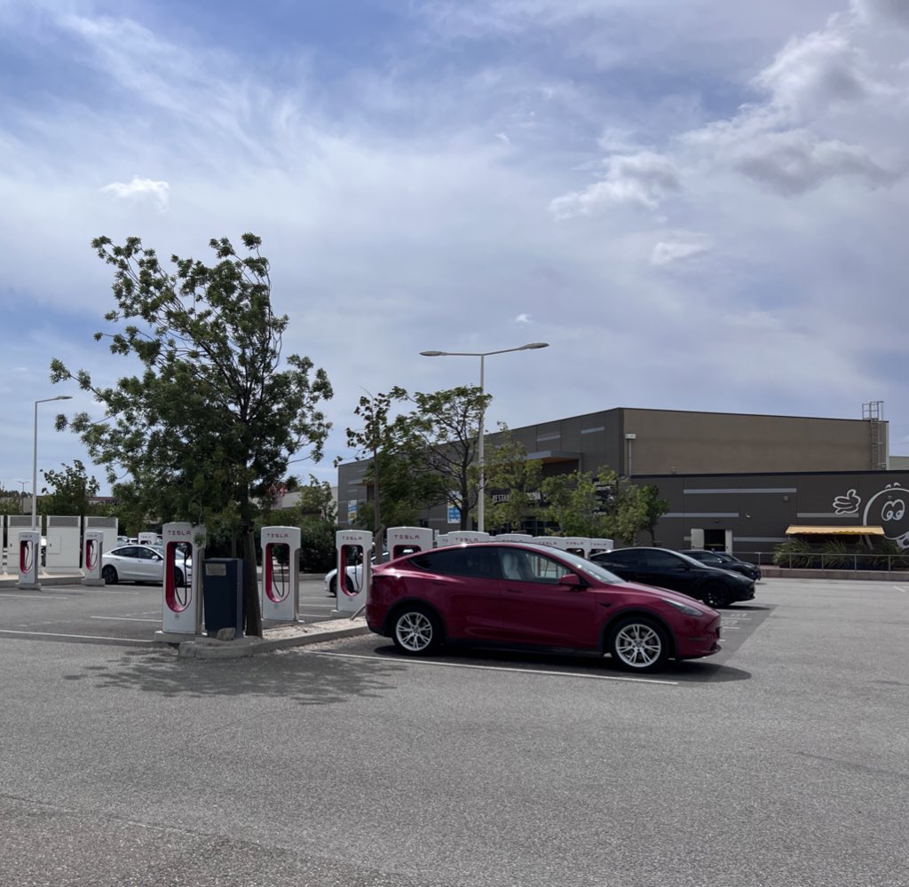 jmarc's tweet photo. Tesla Europe vous offre le plein pour ses 10 ans Europe : le réseau du milliardaire submergé !
Bien évidemment ça tient et ça tourne. Il doit y avoir 1 million de Tesla en Europe (plus de 4 millions dans le monde) et c’est ouvert à toutes les électriques compatibles.
#GoTesla https://t.co/lKuFqFmMNv