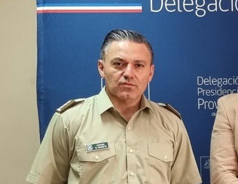 PiensaPrensa's tweet photo. AYER |  Rodrigo Pavez, Prefecto de @Carabdechile de la Provincia de Maipo, contrató a trabajadora sexual, se negó a pagarle, la golpeó, se resistió al arresto y luego golpeó a guardia municipal: FUE DADO DE BAJA
El coronel, Rodrigo Pávez, llegó en estado de ebriedad al departamento de una mujer brasileña que prestaba servicios sexuales. Tras negarse a pagarle, el uniformado procedió a golpearla mientras los vecinos le gritaban y grababan todo el episodio.