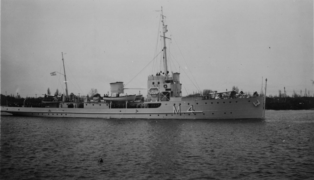 histarmar's tweet photo. 29 de agosto de 1937
Se afirma el pabellón en el rastreador Granville, construido en los talleres de la Base Naval Río Santiago.
#histarmar https://t.co/gVC8DRtH35