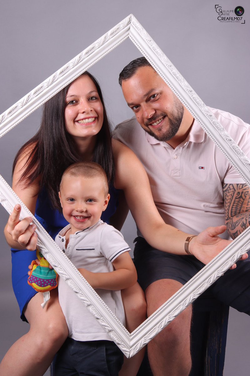 CREAFILM07's tweet photo. "Rire en famille c'est mettre une belle cerise sur le gâteau de la vie". Christine Jammes

#lepouzin #ardeche #creafilm07 #shootingstudio #seancephoto #seancephotofamille #famille #pere #mere #enfant #garçon #boy #mum #dad #family #amour #sourire https://t.co/tGPMRxEb2G