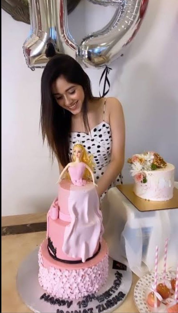 fainat_siyna's tweet photo. Ye doll wala cake faisu ne laya 

#jannatzubair 

CHEERS TO 22 YEARS JANNAT https://t.co/41qgHcKIaK