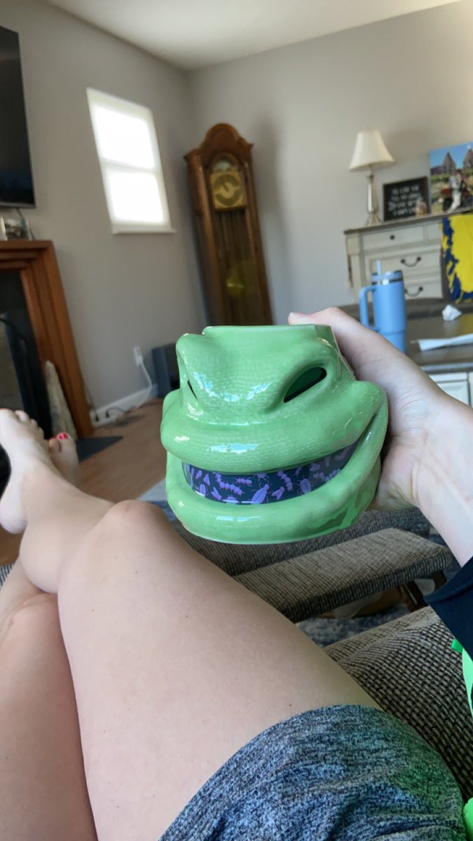 Late start to clinic today so I get to enjoy coffee in my ✨house✨ it’s been a few months of living here and it’s still surreal being a homeowner!  #ATtwitter <a href="/ATCoffeeCrew/">AT Coffee Crew</a>