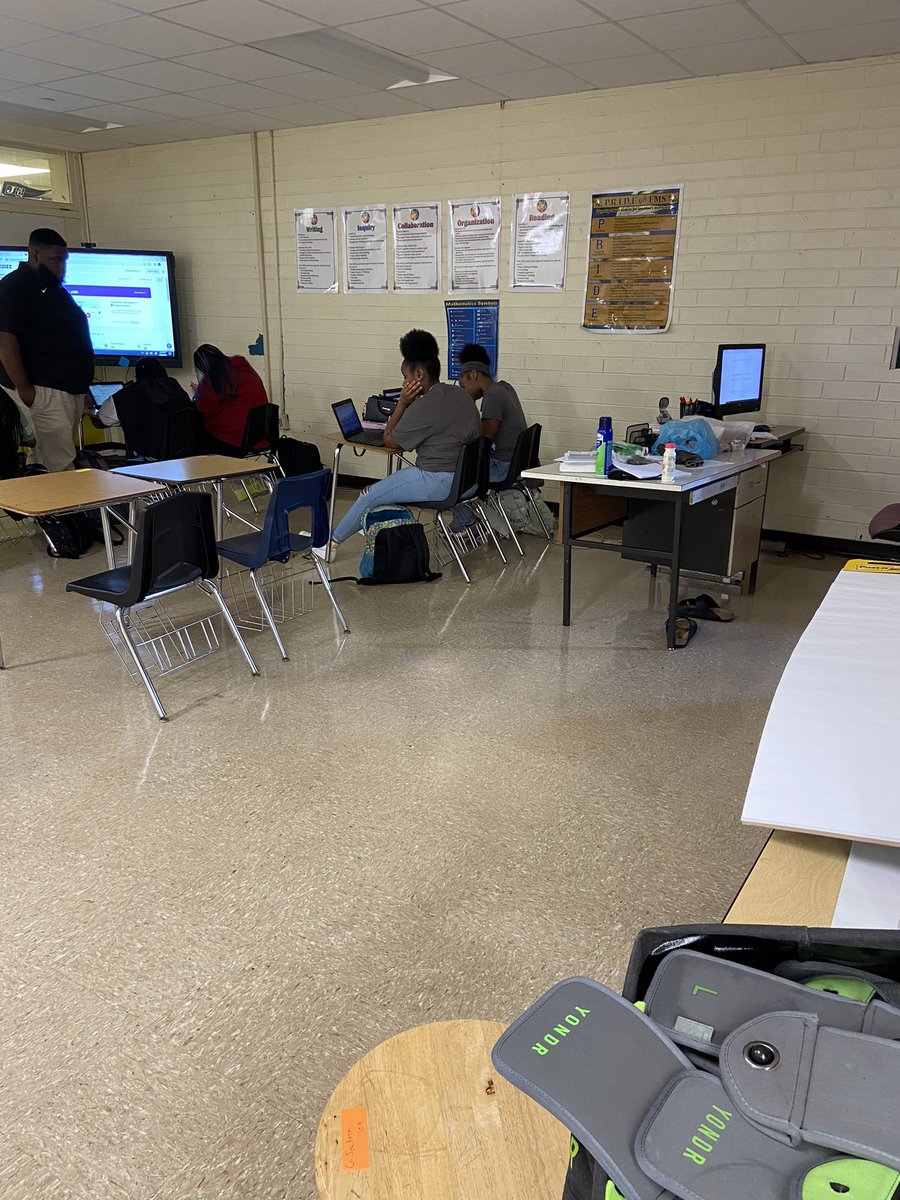 FairfieldMiddle's tweet photo. Mr. Jackson’s Geometry students work collaboratively to solve real-world problems. Students are engaged and making connections. #SoaringWithPRIDE https://t.co/UxUfEnWmaw