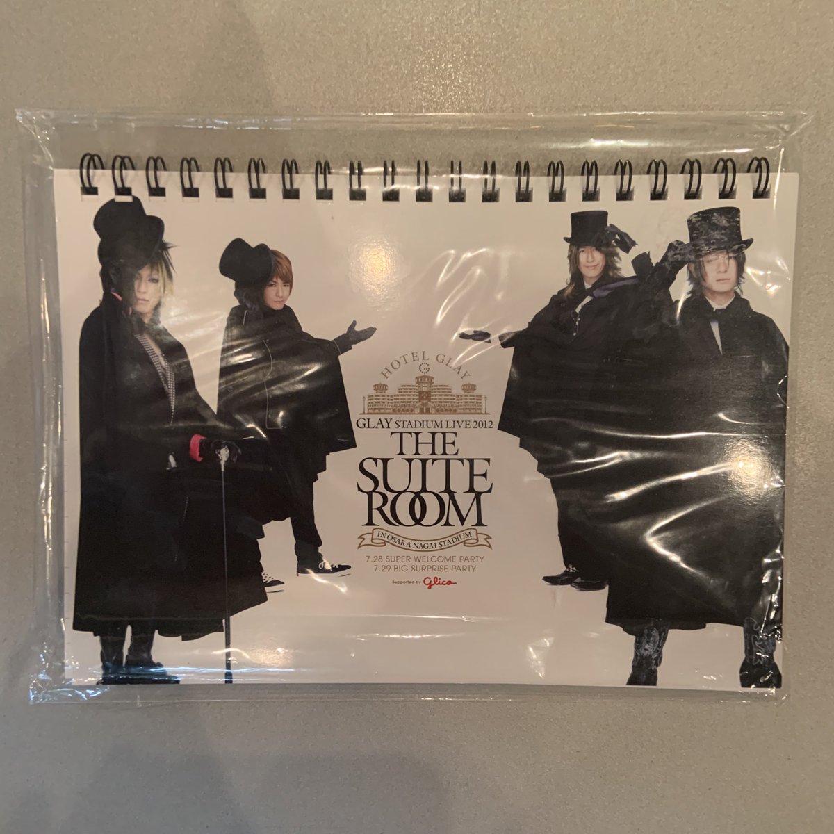 🎁プレゼント🎁
#HISASHI さんのサイン入り「GLAY STADIUM LIVE 2012 THE SUITE ROOM」のメモ帳を一名様にプレゼント✨

応募方法⬇️
①このアカウントをフォロー
②この投稿をリポスト

〆切は来週の月曜日まで！

#ミュージックマッチ
#HISASHIさんとマッチング
#GLAY