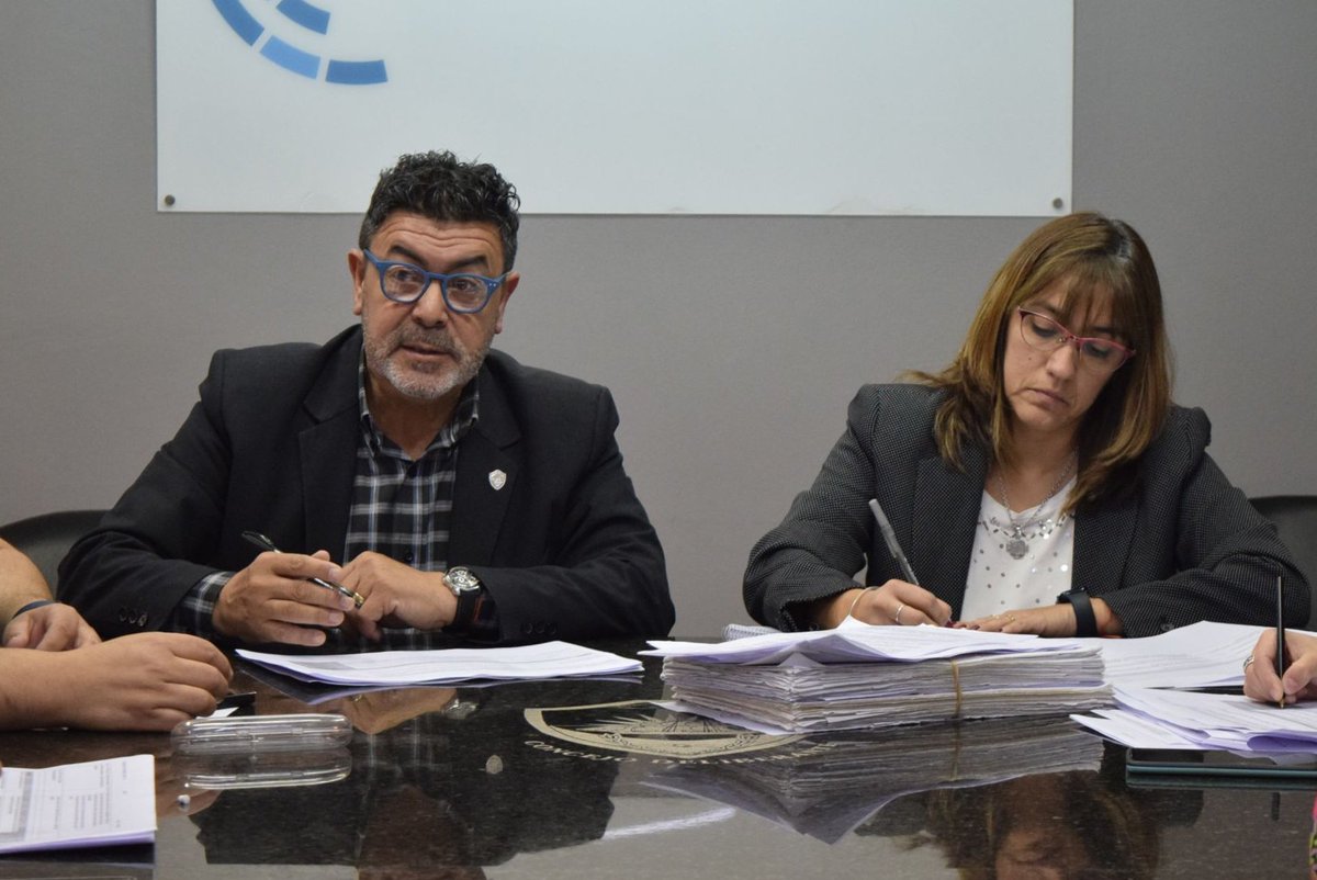 ConcejoMadryn's tweet photo. El concejal Enzo Terrera presidió la comisión de Gobierno; Dardo Petroli, Obras Públicas.

El jueves 31 tendrá lugar una nueva sesión ordinaria. https://t.co/dUHpaznIgT
